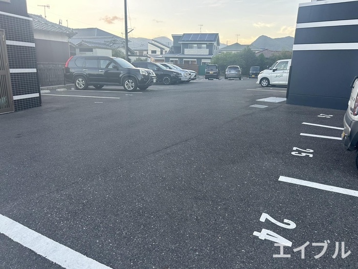 物件外観写真4　(駐車場)