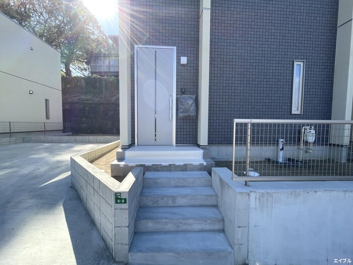 物件外観写真2　(エントランス部分)