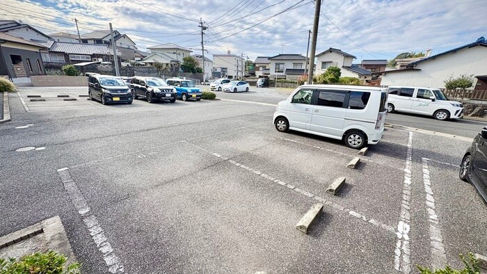 物件外観写真2　(駐車場)