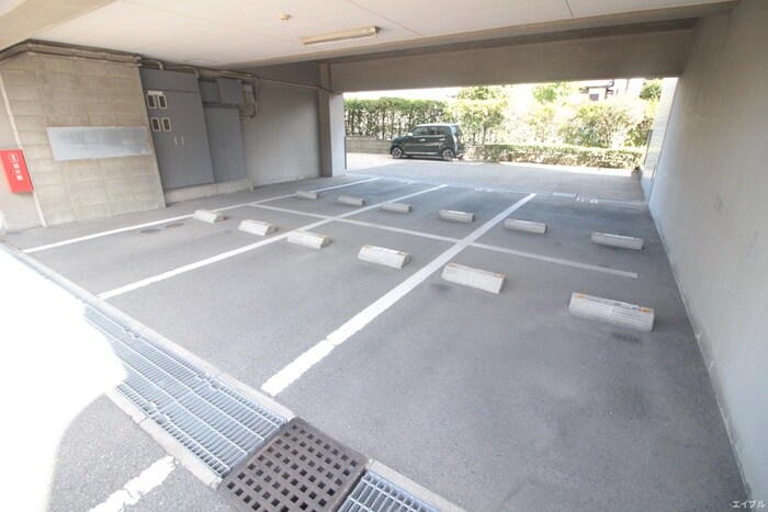 物件外観写真4　(駐車場)