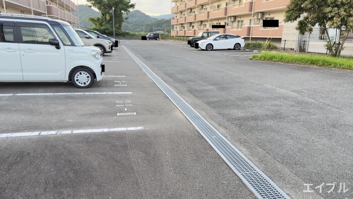 物件外観写真2　(駐車場)