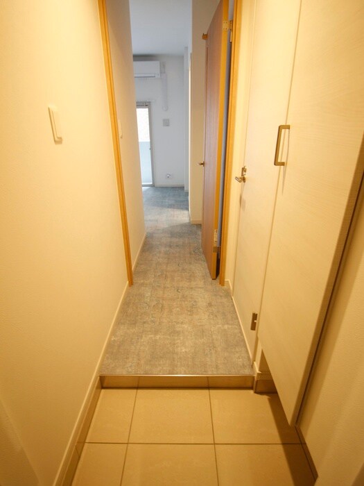 物件内観写真13　(玄関)