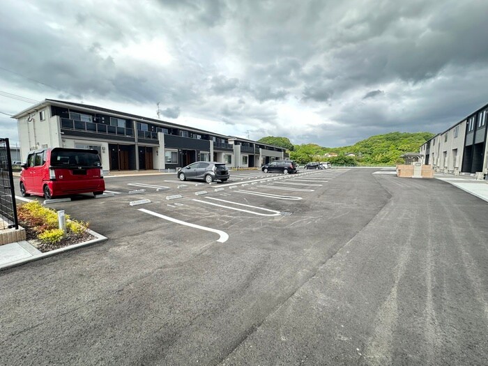 物件外観写真2　(駐車場)
