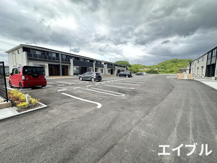 物件外観写真2　(駐車場)