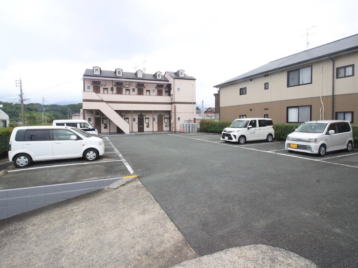 物件外観写真2　(駐車場)