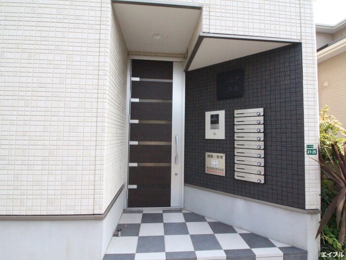 物件外観写真6　(エントランス部分)