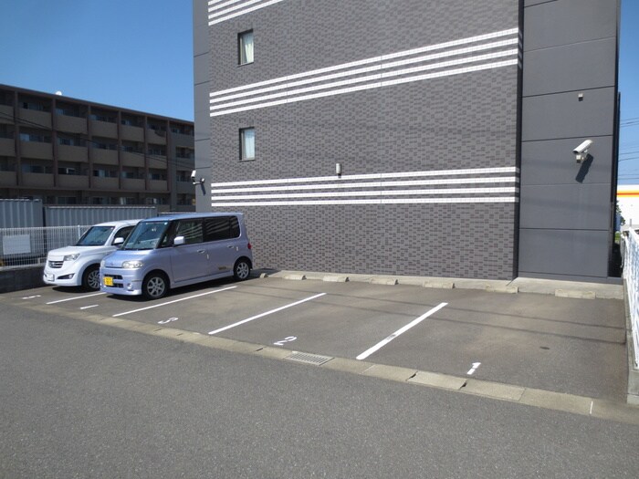 物件外観写真3　(駐車場)