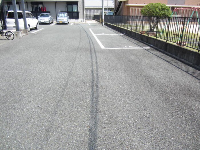 物件外観写真5　(駐車場)