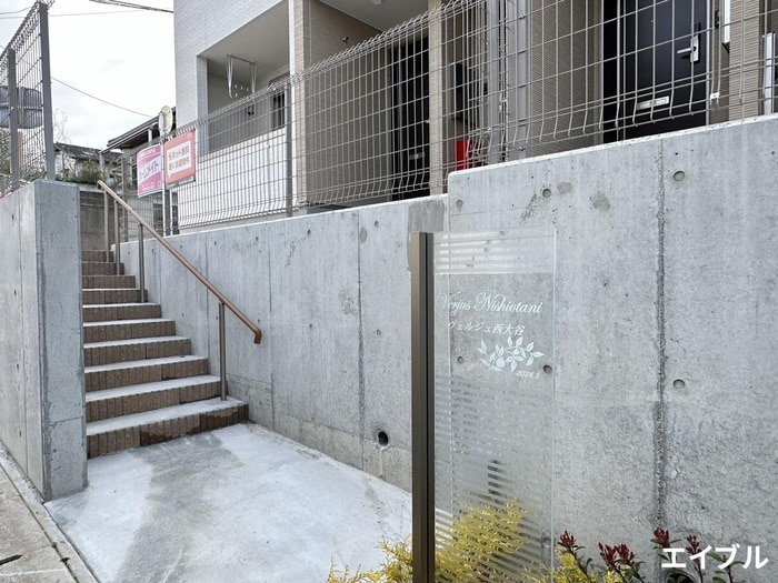 物件外観写真4　(エントランス部分)