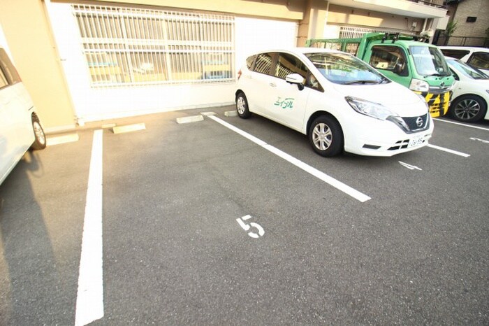 物件外観写真4　(駐車場)