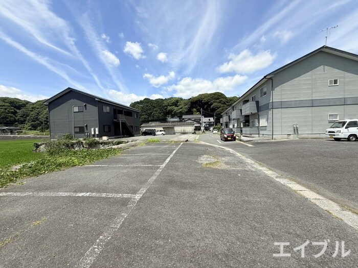 物件外観写真4　(駐車場)