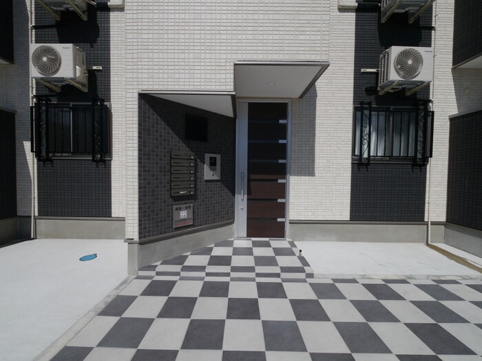 物件外観写真2　(エントランス部分)