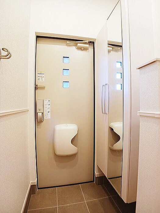 物件内観写真10　(玄関)
