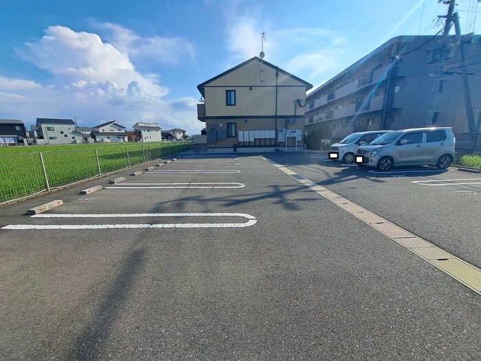 物件外観写真3　(駐車場)
