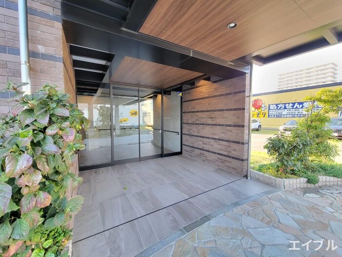 物件外観写真2　(エントランス部分)