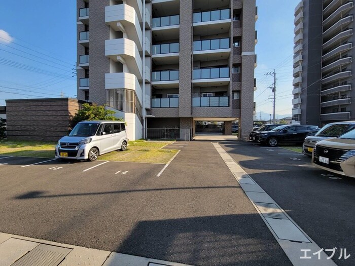 物件外観写真3　(駐車場)