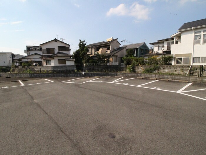 物件外観写真2　(駐車場)