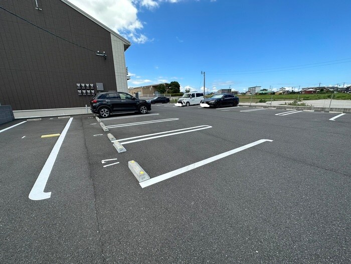 物件外観写真2　(駐車場)