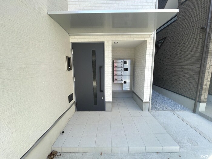 物件外観写真2　(エントランス部分)