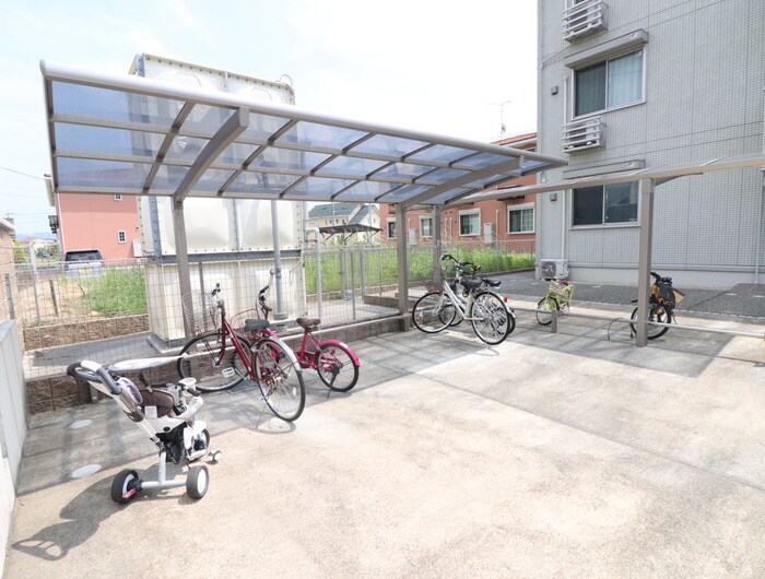 物件外観写真4　(駐輪場)