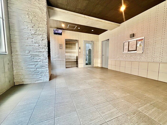 物件外観写真4　(エントランス部分)