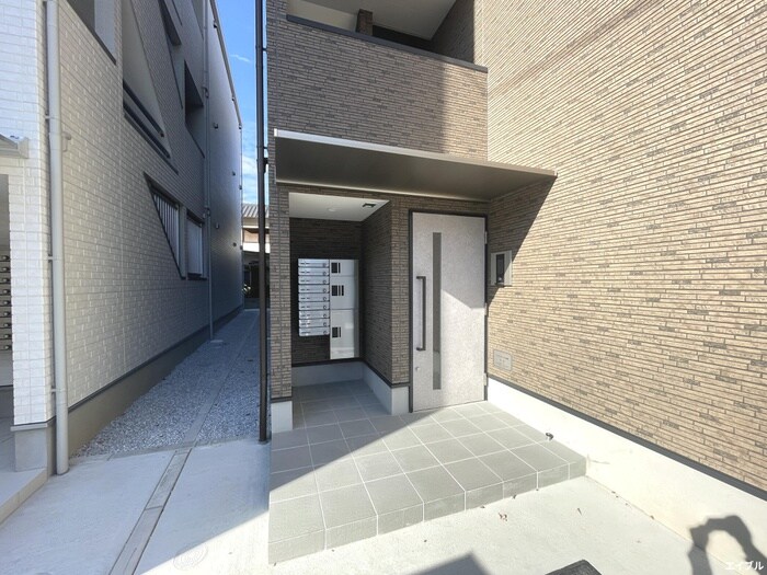 物件外観写真2　(エントランス部分)