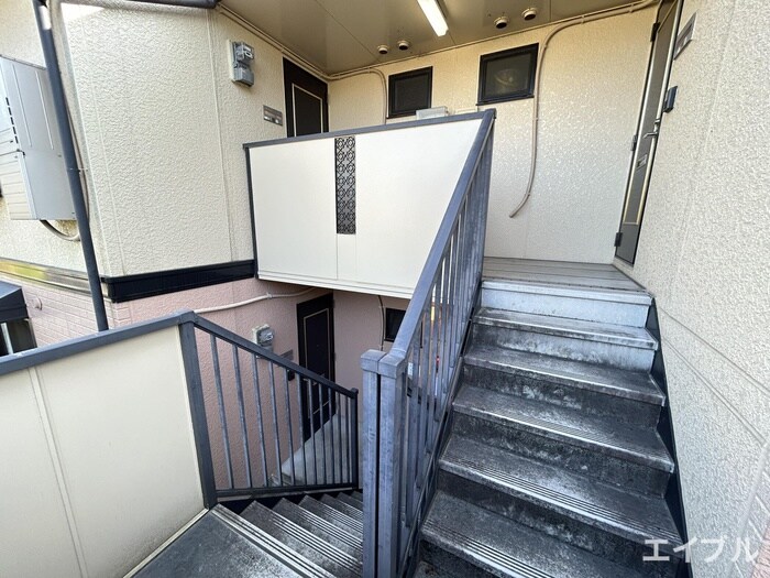 物件外観写真3　(エントランス部分)