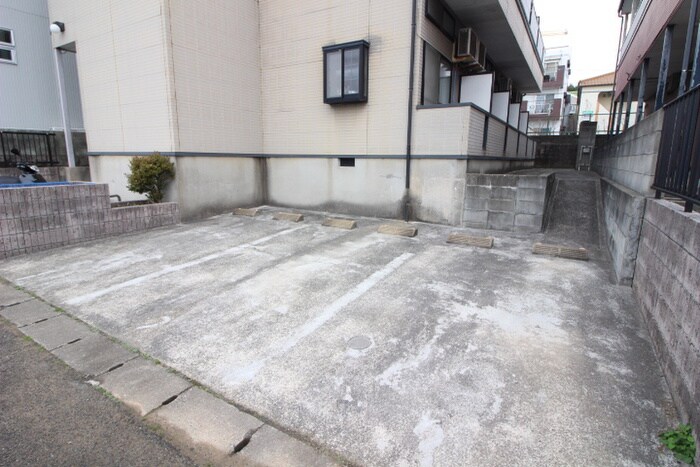 物件外観写真2　(駐車場)