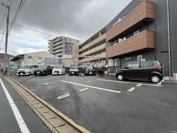 物件外観写真4　(駐車場)