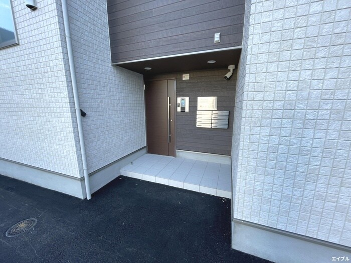 物件外観写真2　(エントランス部分)