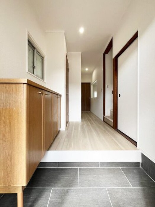 物件内観写真12　(玄関)