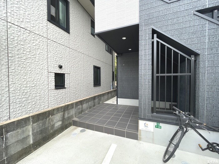 物件外観写真2　(エントランス部分)