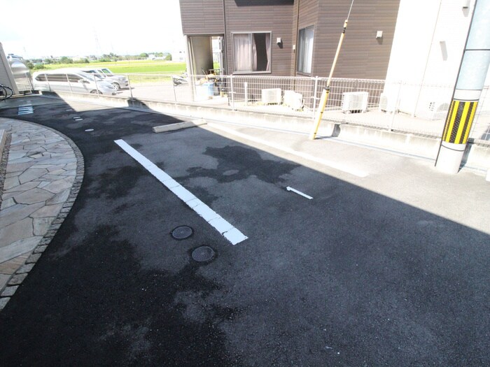 物件外観写真2　(駐車場)