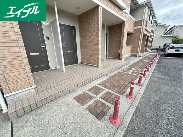 物件外観写真4　(エントランス部分)