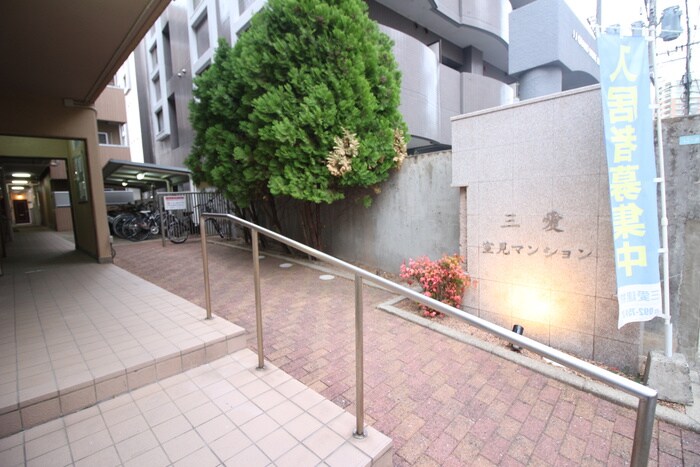 物件外観写真4　(エントランス部分)