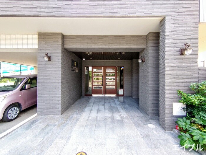 物件外観写真2　(エントランス部分)