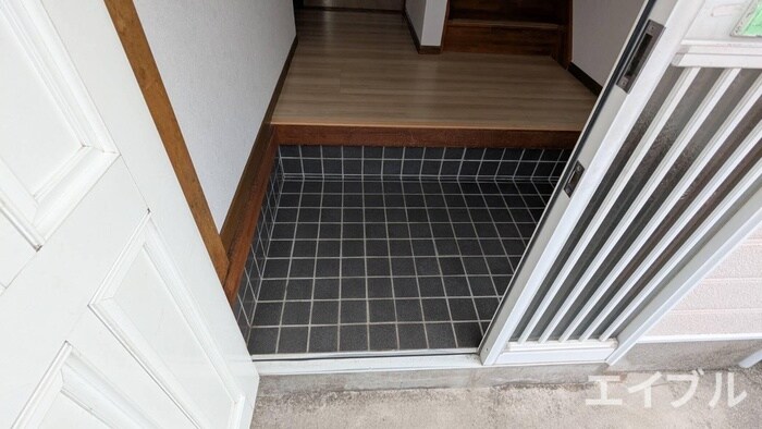 物件内観写真12　(玄関)