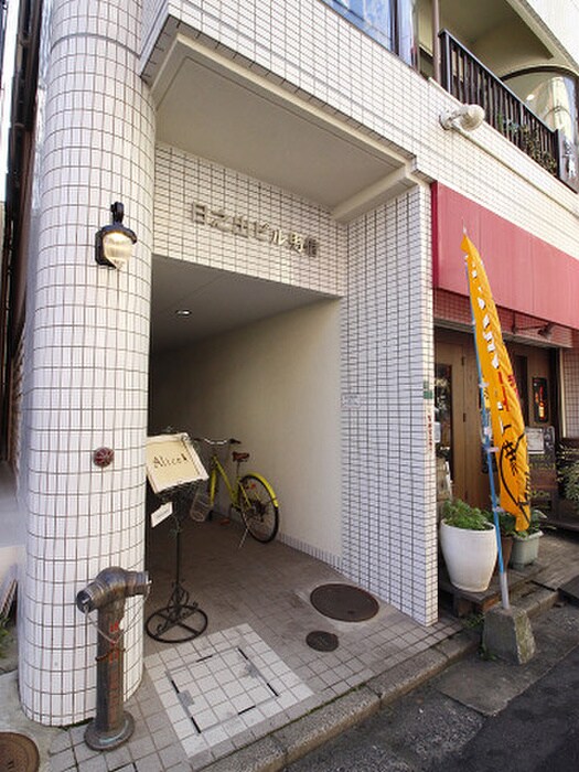 物件外観写真2　(エントランス部分)