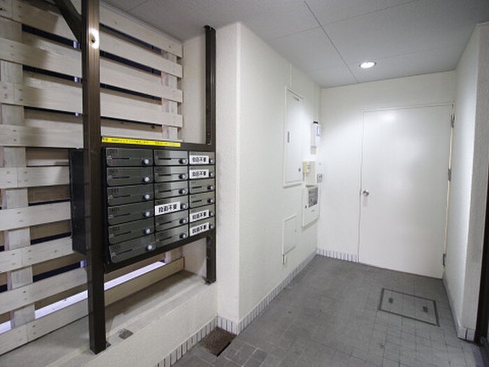 物件外観写真3　(エントランス部分)