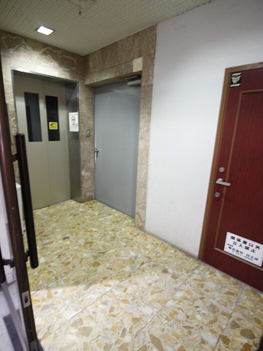 物件外観写真4　(エントランス部分)