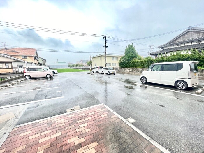 物件外観写真3　(駐車場)