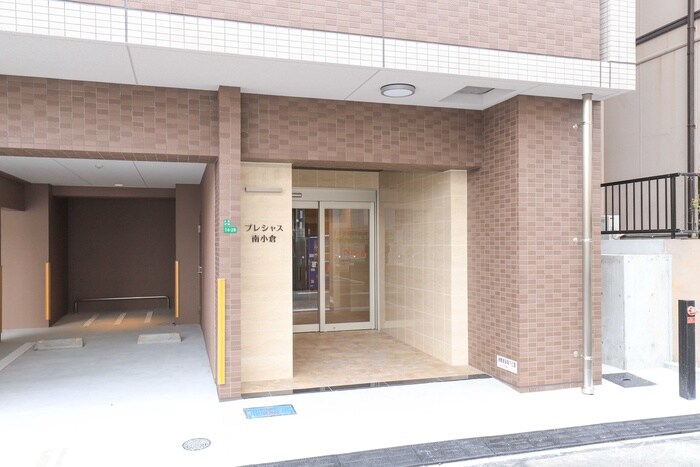 物件外観写真6　(エントランス部分)