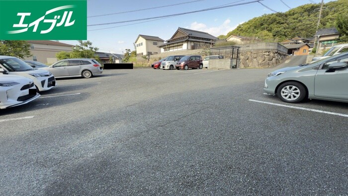 物件外観写真2　(駐車場)