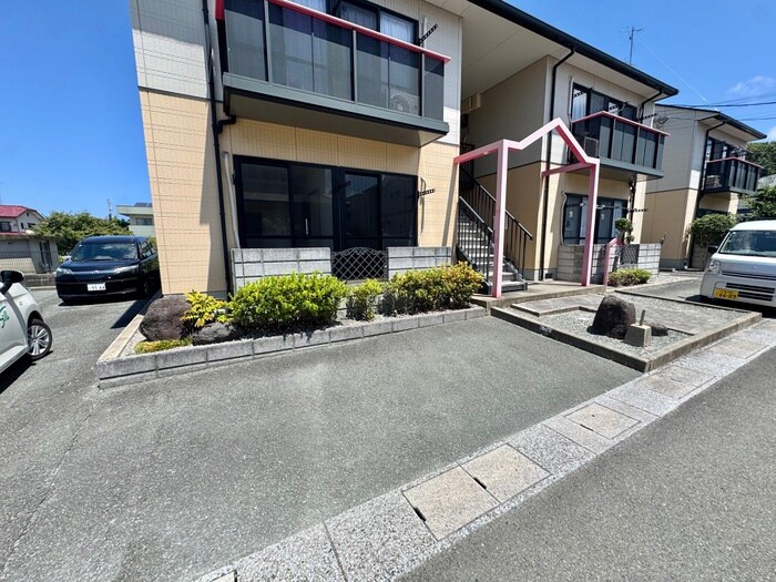 物件外観写真3　(駐車場)