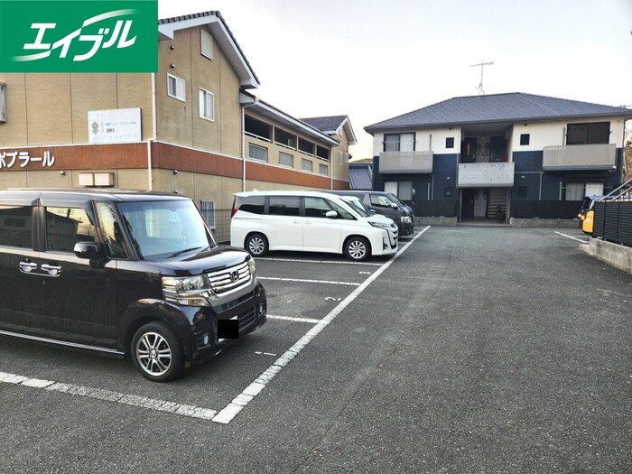 物件外観写真3　(駐車場)
