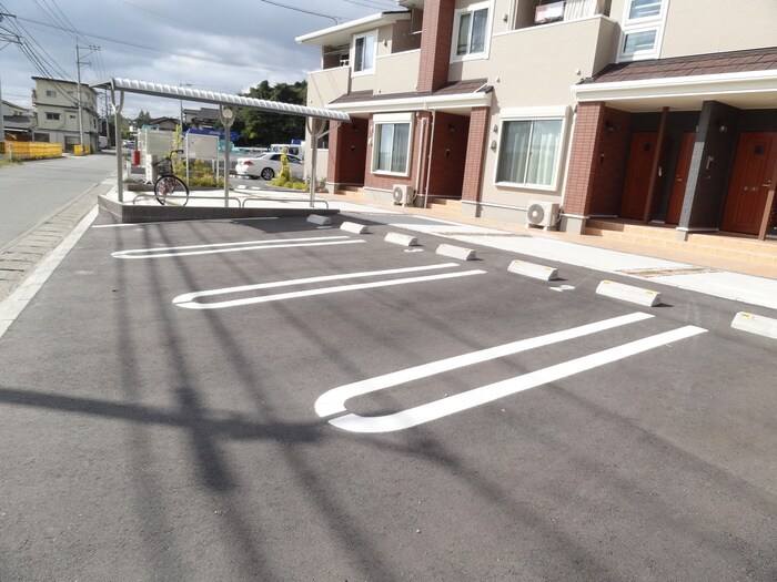 物件外観写真4　(駐車場)