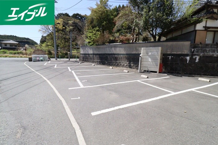 物件外観写真2　(駐車場)