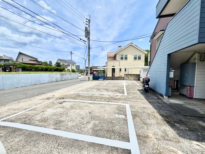 物件外観写真2　(駐車場)