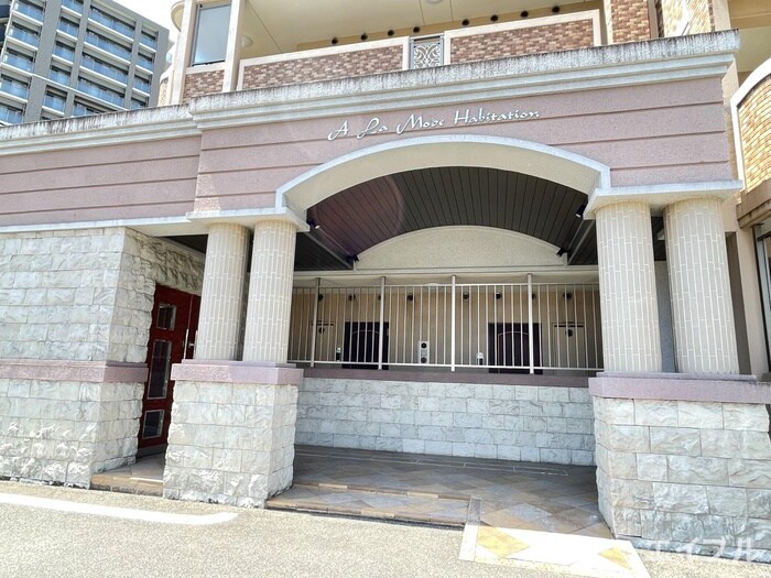 物件外観写真3　(エントランス部分)