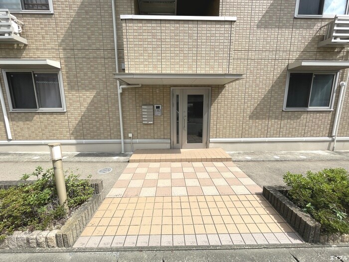 物件外観写真2　(エントランス部分)